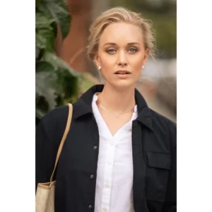 Camisa de mujer James Harvest Townsend Woman 2123032, con modelo bajo chaqueta, primer plano en exterior