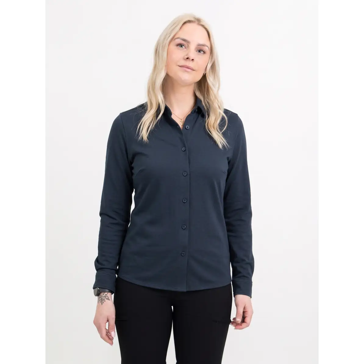 Camisa de mujer JAMES HARVEST UPTON SHIRT WOMAN 2123035 1 Camisa de mujer James Harvest Upton Shirt 2123035, Marino, con modelo, vista frontal