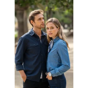 James Harvest: camisa Sayville Shirt W 2123036 Tejano y sobrecamisa Hicksville Overshirt 2113044 Marino, con modelos en exterior