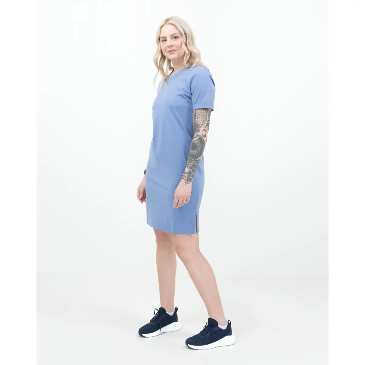 Vestido JAMES HARVEST AMERICAN T-SHIRT DRESS WOMEN 2124011 31 Vestido JAMES HARVEST AMERICAN T-SHIRT DRESS WOMEN 2124011, Summer blue, con modelo, vista lateral