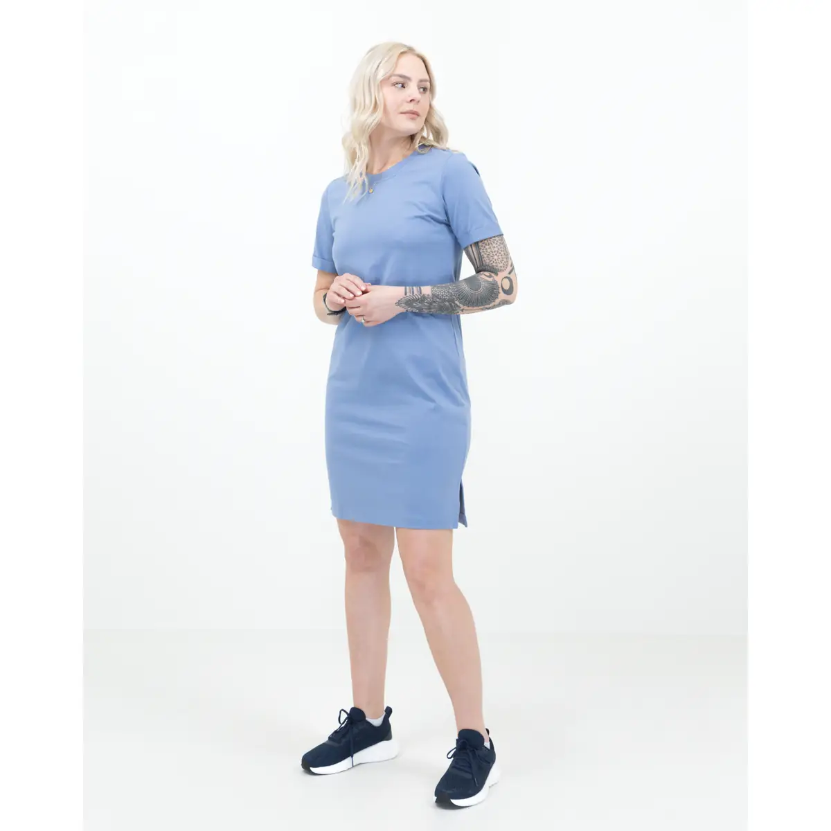 Vestido JAMES HARVEST AMERICAN T-SHIRT DRESS WOMEN 2124011 32 Vestido JAMES HARVEST AMERICAN T-SHIRT DRESS WOMEN 2124011, Summer blue, con modelo, vista frontal
