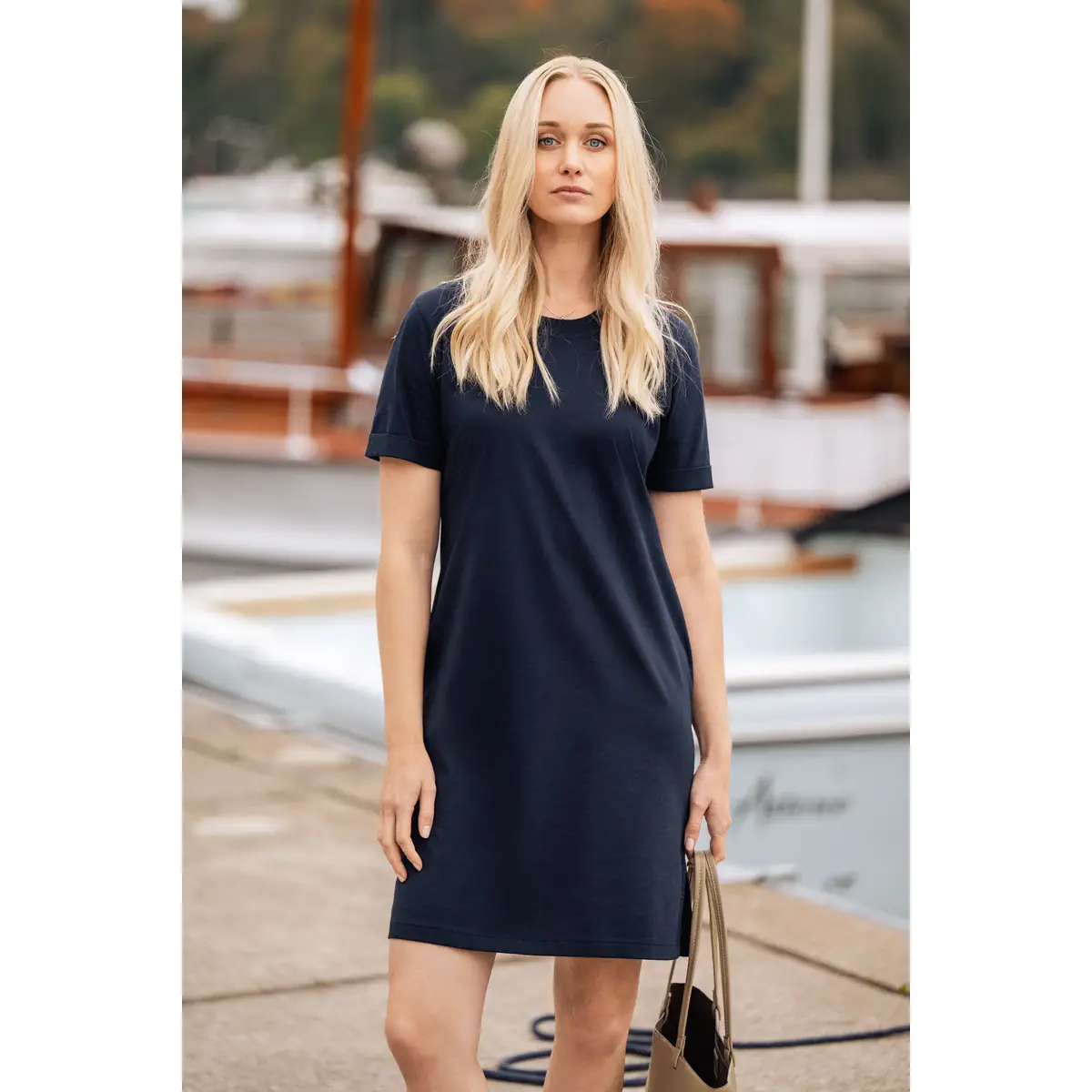 Vestido JAMES HARVEST AMERICAN T-SHIRT DRESS WOMEN 2124011 2 Vestido JAMES HARVEST AMERICAN T-SHIRT DRESS WOMEN 2124011, con modelo, vista frontal