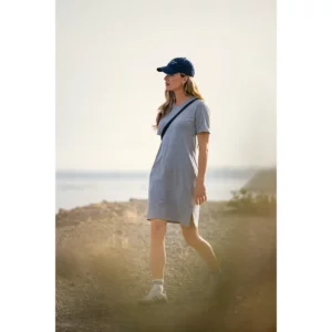 Vestido JAMES HARVEST AMERICAN T-SHIRT DRESS WOMEN 2124011, vista lateral con modelo en exterior