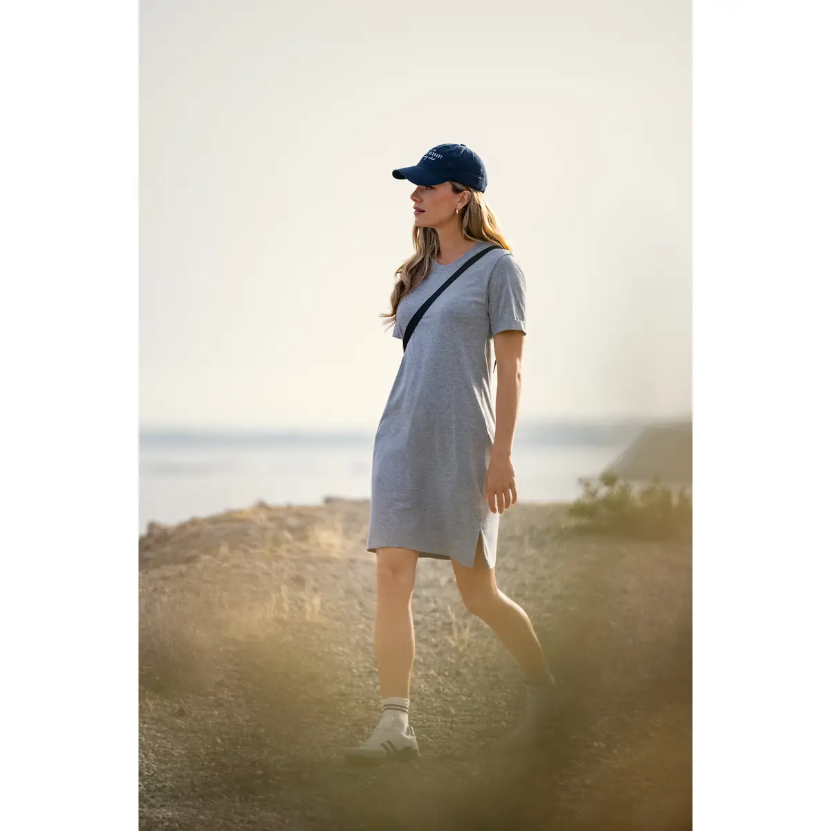 Vestido JAMES HARVEST AMERICAN T-SHIRT DRESS WOMEN 2124011 1 Vestido JAMES HARVEST AMERICAN T-SHIRT DRESS WOMEN 2124011, vista lateral con modelo en exterior