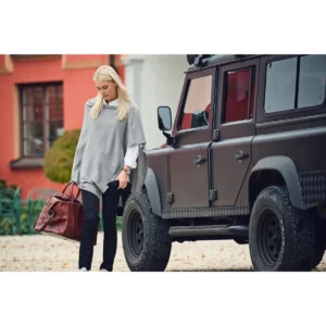 Camisa de mujer James Harvest Acton Woman 2123031, con modelo bajo poncho en exterior