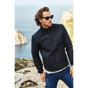 Chaqueta hombre JAMES HARVEST DEER RIDGE 2131039, con modelo en exterior