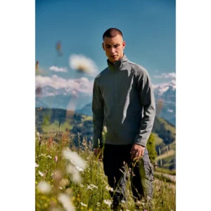 Chaqueta softshell de hombre James Harvest Valley 2131043, con modelo en exterior