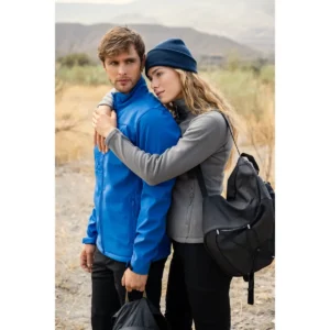 Softshell Mammoth 2131045 y polar Zion Woman 2121506 de James Harvest, con modelos en exterior