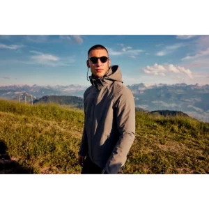 Chaqueta hombre JAMES HARVEST PINNACLES 2131046, con modelo en exterior
