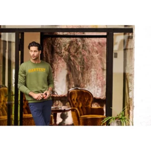 Sudadera de hombre James Harvest Alder Heights 2132024, Moss green, con modelo en interior
