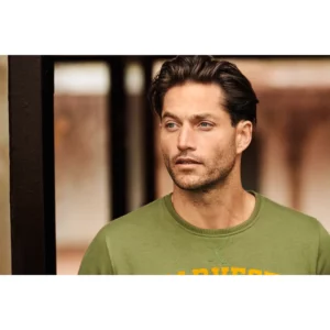 Sudadera de hombre James Harvest Alder Heights 2132024, Moss green, con modelo en interior, detalle