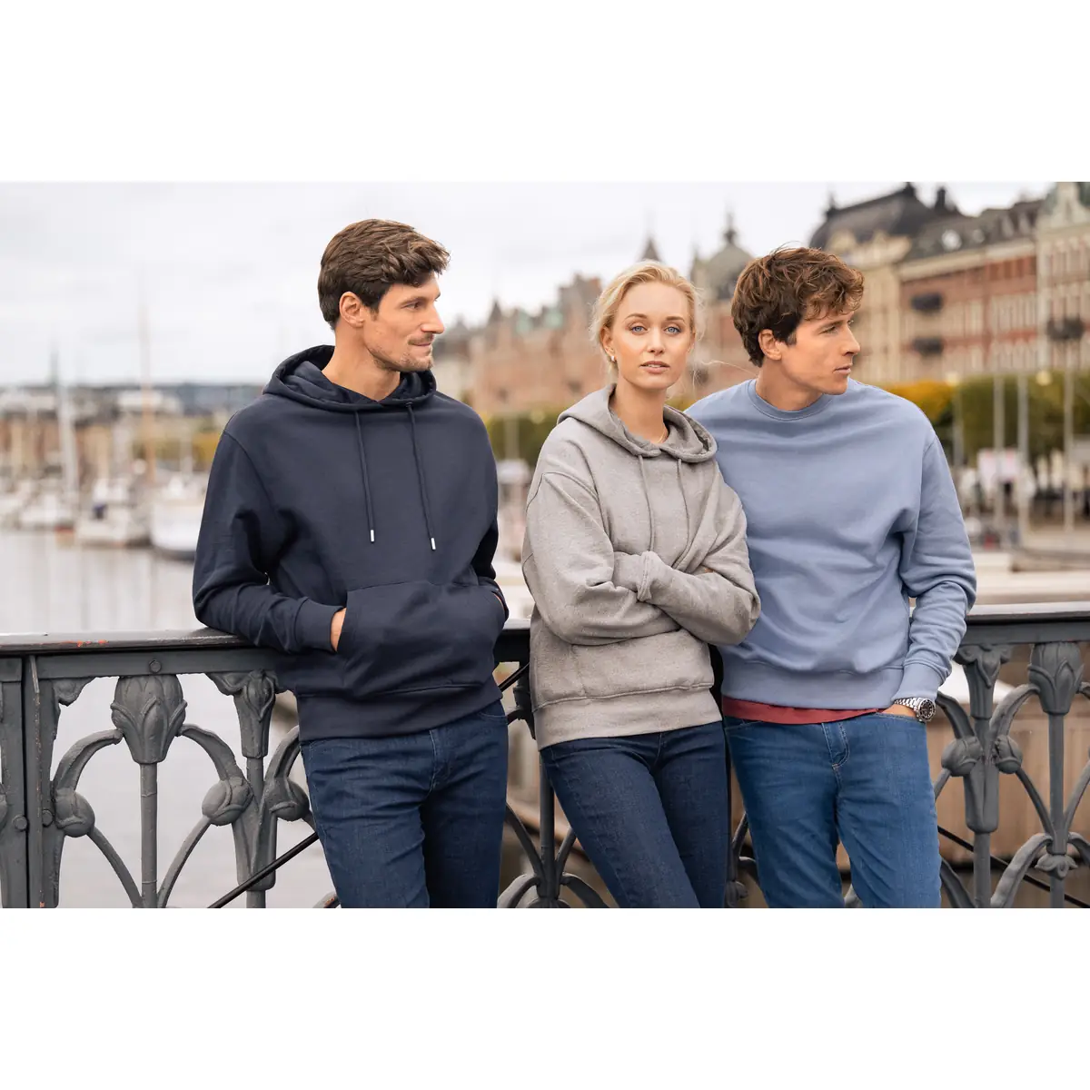 Sudadera unisex JAMES HARVEST HOPEDALE CREWNECK 2132028 28 Sudadera unisex JAMES HARVEST HOPEDALE CREWNECK 2132028 / Sudadera unisex JAMES HARVEST HOPEDALE HOODIE 2132029, con modelos, vista de conjunto en exterior