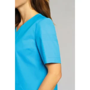 Casaca sanitaria de mujer Leiber 08/1361 turquesa, puesta en modelo, detalle del cuello