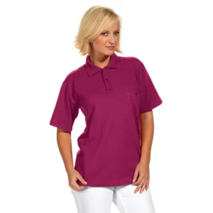 Polo de manga corta Leiber 08/241 en color cereza, puesto en modelo
