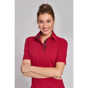 Polo unisex Leiber 08/2637 cereza/burdeos, vista frontal puesta en modelo