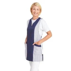 Casulla Leiber 08/264 blanco/azul marino, puesto en modelo, vista frontal