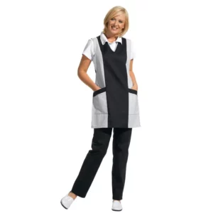 Casulla Leiber 08/264 blanco/negro, puesto en modelo, vista frontal