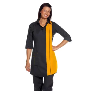 Delantal de peto de mujer Leiber 11/2540 en negro y amarillo sol, frontal sobre modelo