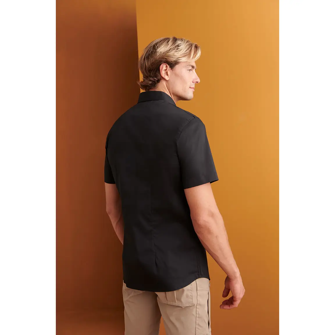 Camisa Manga Corta Cuello Italiano Slim Fit Monza 02142 3 Camisa Manga Corta Cuello Italiano Slim Fit Monza 02142 en negro, vista posterior