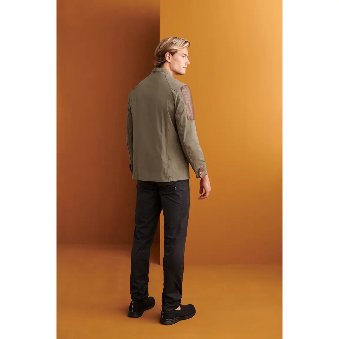Chaquetilla Hombros Polipiel Slim Fit Monza 04140 2 Chaquetilla Hombros Polipiel Slim Fit Monza 04140 en verde caqui, vista posterior