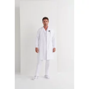 Bata sanitaria unisex Monza 04505 en blanco, vista frontal con persona
