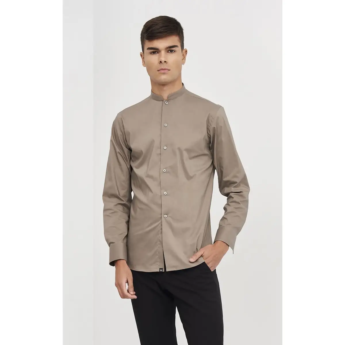 Camisa Cuello Mao Slim Fit Monza 02139 7 Camisa Cuello Mao Slim Fit Monza 02139 en visón, vista frontal