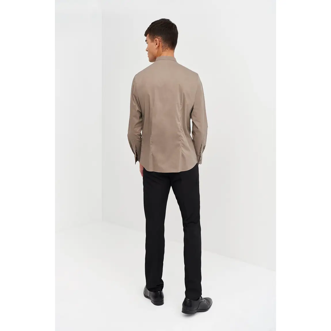 Camisa Cuello Mao Slim Fit Monza 02139 8 Camisa Cuello Mao Slim Fit Monza 02139 en visón, vista posterior