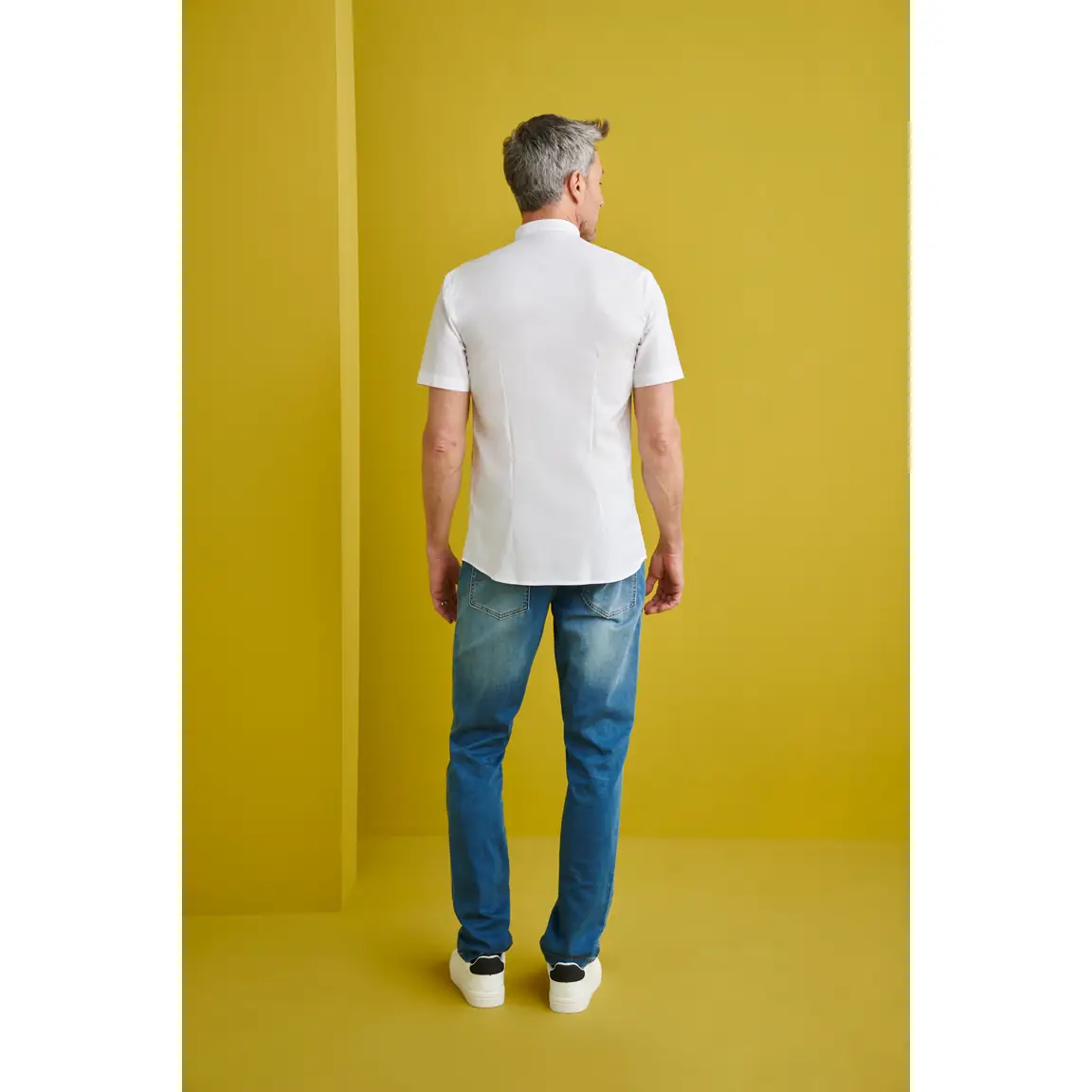 Camisa Manga Corta Cuello Mao Slim Fit Monza 02140 4 Camisa Manga Corta Cuello Mao Slim Fit Monza 02140 en blanco, vista posterior