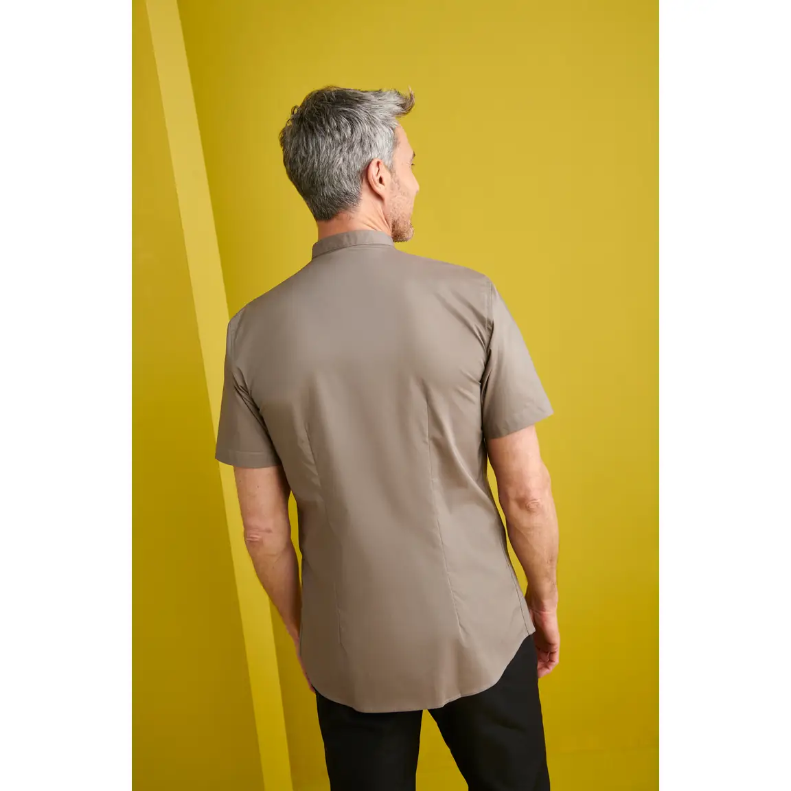 Camisa Manga Corta Cuello Mao Slim Fit Monza 02140 8 Camisa Manga Corta Cuello Mao Slim Fit Monza 02140 en visón, vista posterior