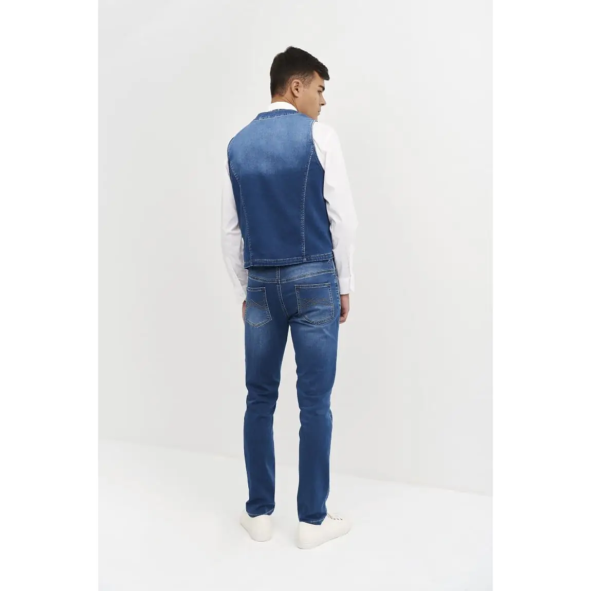 Chaleco Denim Slim Fit Monza 04029 2 Chaleco Denim Slim Fit Monza 04029 en dénim azul, vista posterior