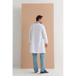 Bata sanitaria hombre Monza Apux 11.08 en blanco, vista adicional con persona