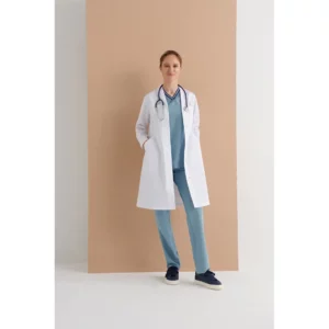 Bata sanitaria mujer Monza Apux 12.08 en blanco, frontal con persona