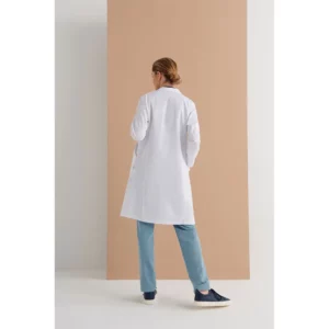 Bata sanitaria mujer Monza Apux 12.08 en blanco, vista adicional con persona