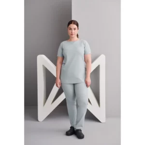 Casaca Mujer Slim Fit Monza ARIES 22.24 en verde liquen, vista frontal