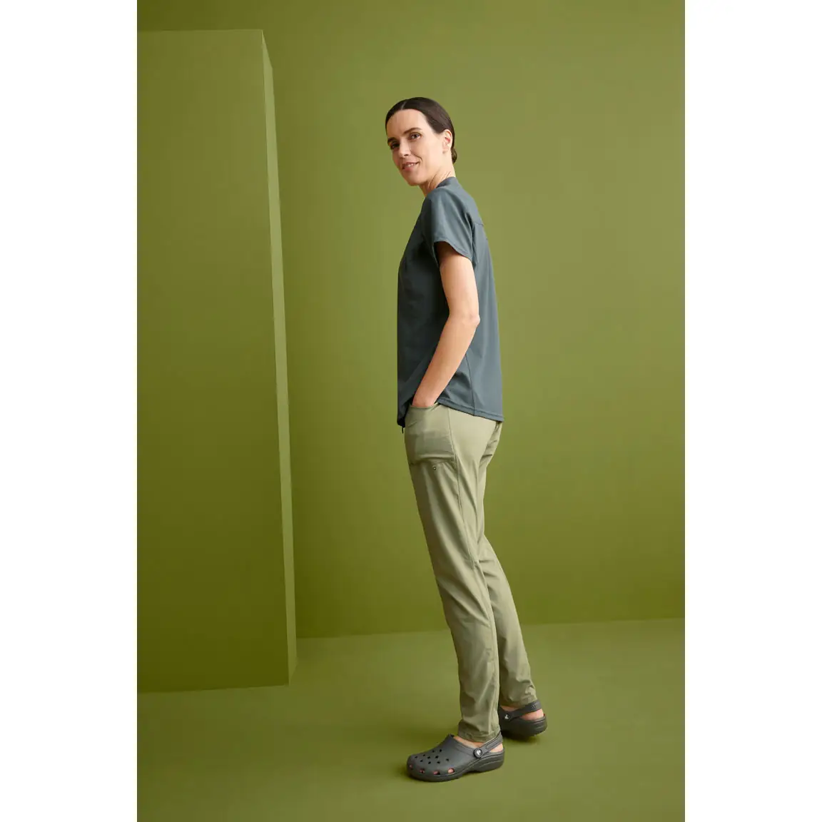 Pantalón sanitario mujer Monza Centaurus 12.02 8 Pantalón sanitario mujer Monza Centaurus 12.02 en verde caqui, vista posterior