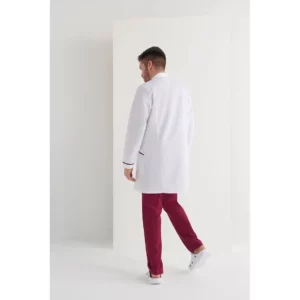 Bata sanitaria hombre Monza Crux 11.08 - Blanco/Frambuesa - posterior con persona