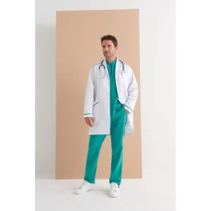 Bata sanitaria hombre Monza Crux 11.08 - Blanco/Verde - frontal con persona