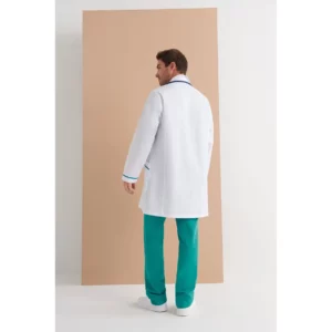 Bata sanitaria hombre Monza Crux 11.08 - Blanco/Verde - posterior con persona