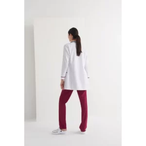 Bata sanitaria mujer Monza Crux 12.08 - Blanco/Frambuesa - posterior con persona