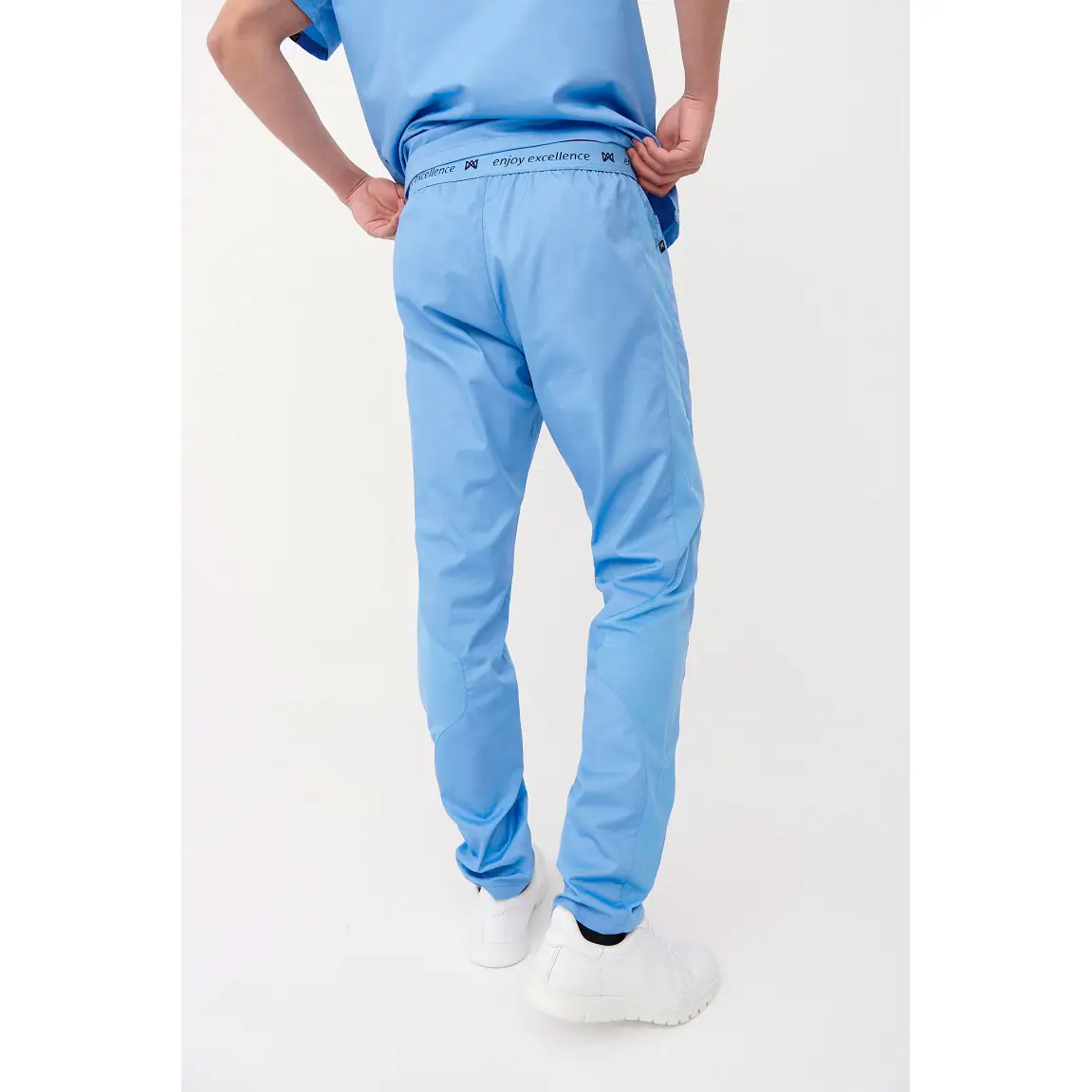 Pantalón sanitario Monza Drago 13.02 4 Pantalón sanitario unisex Monza Drago 13.02 - Celeste - posterior con persona