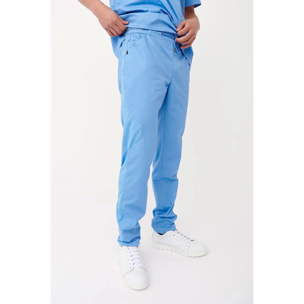 Pantalón sanitario Monza Drago 13.02 2 Pantalón sanitario unisex Monza Drago 13.02 - Celeste - frontal con persona