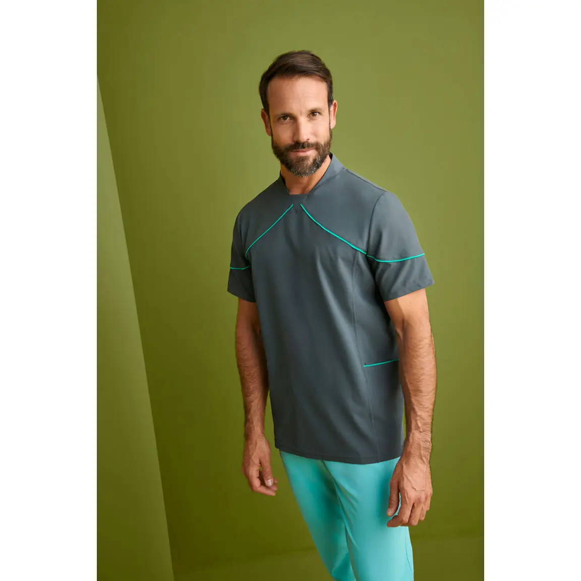 Casaca sanitaria hombre Monza Lyra 21.24 2 Casaca sanitaria hombre Monza Lyra 21.24 - Gris medio - frontal con persona