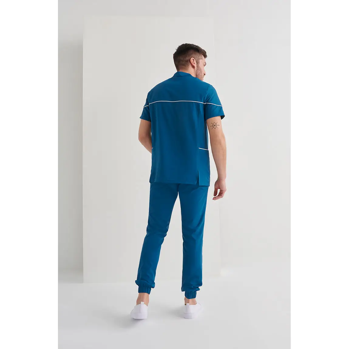 Casaca sanitaria hombre Monza Lyra 21.24 4 Casaca sanitaria hombre Monza Lyra 21.24 - Azul petróleo - posterior con persona