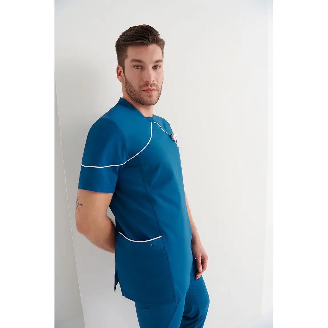 Casaca sanitaria hombre Monza Lyra 21.24 3 Casaca sanitaria hombre Monza Lyra 21.24 - Azul petróleo - frontal con persona