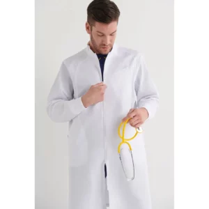 Bata sanitaria hombre Monza Pyxis 11.08 en blanco, tres cuartos frontal con persona