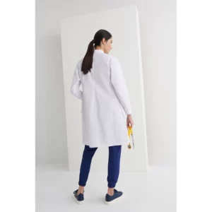 Bata sanitaria mujer Monza Pyxis 12.08 en blanco, vista adicional con persona
