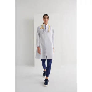 Bata sanitaria mujer Monza Pyxis 12.08 en blanco, frontal con persona
