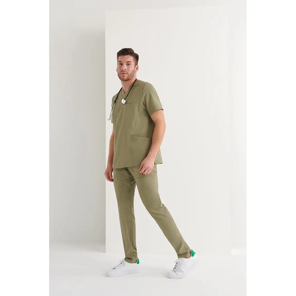 Casaca sanitaria hombre Monza Ursa 21.24 5 Casaca sanitaria hombre Monza Ursa 21.24 en verde kaki, tres cuartos con persona