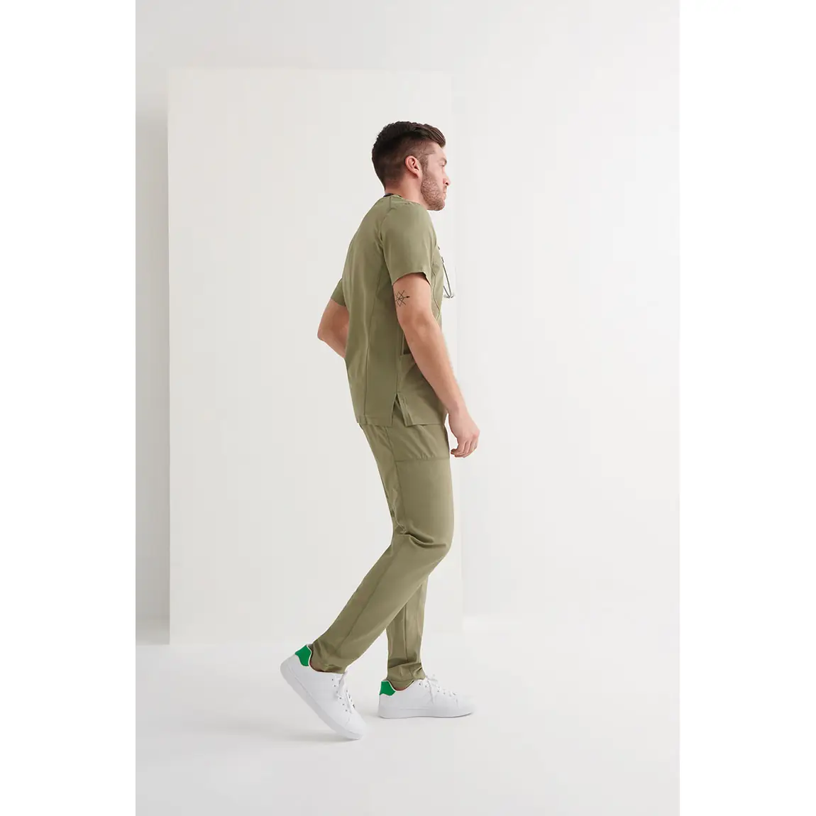 Casaca sanitaria hombre Monza Ursa 21.24 6 Casaca sanitaria hombre Monza Ursa 21.24 en verde kaki, lateral con persona
