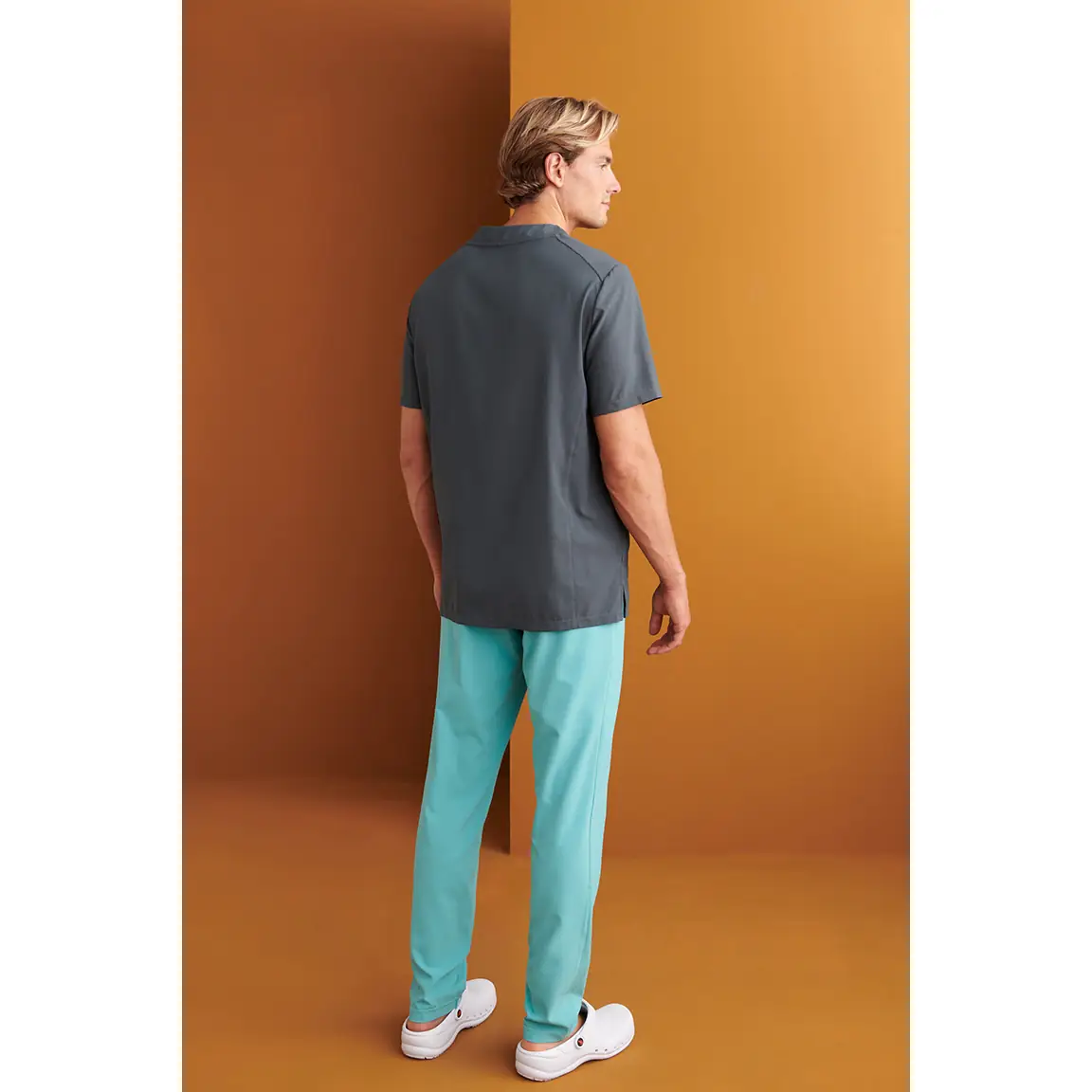 Casaca sanitaria hombre Monza Ursa 21.24 8 Casaca sanitaria hombre Monza Ursa 21.24 en gris medio, posterior o lateral con persona
